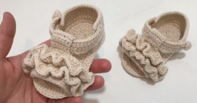 BEAUTIFUL CROCHET GORGEOUS BABY BOOTIES